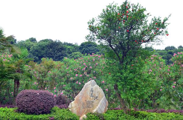 塑像两侧及身后为层层叠叠的仿自然石块